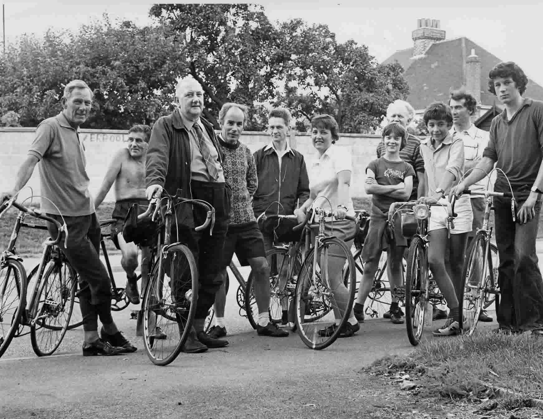 Another 1970s Clubrun - Les Cooper. Ernie Murdoch, Gordon Cronk, Don Beevis, Laurie Broad, Therese Mason, ?? Wilkins, Geoff Wilkins, ??, Ted Hill, ??